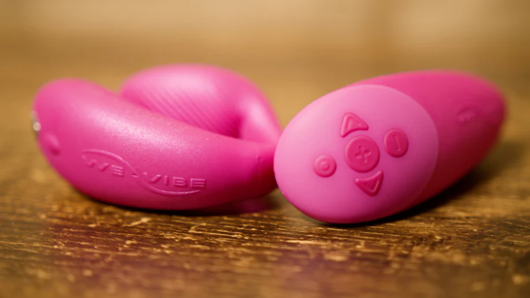We-Vibe Chorus vs SVAKOM Phoenix Neo 2 couples vibrator design comparison