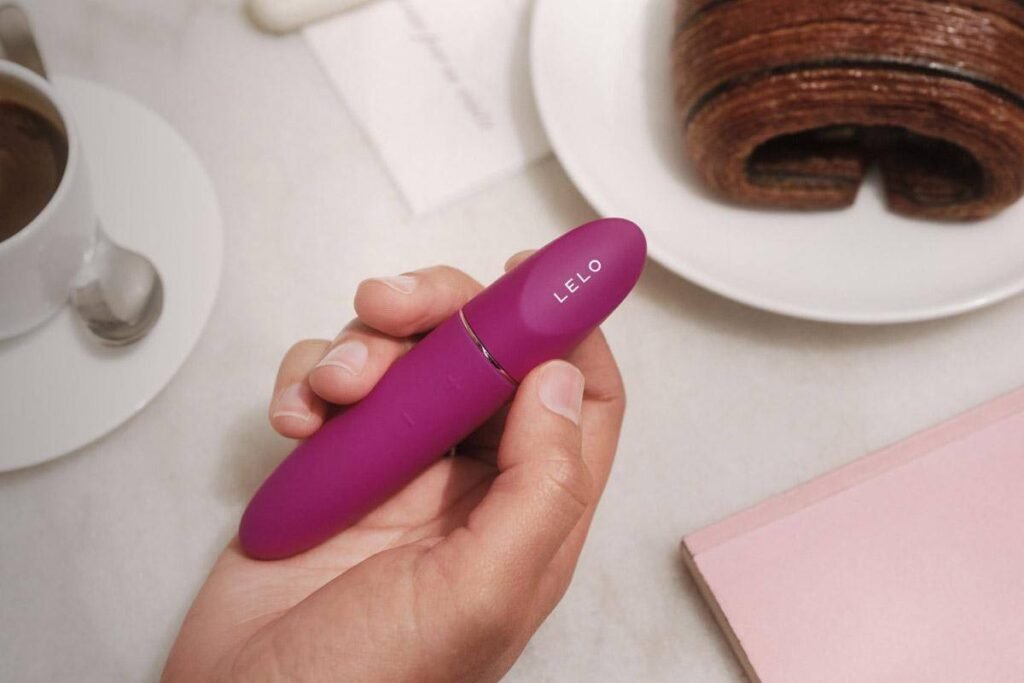 lelo mia 3 in hand