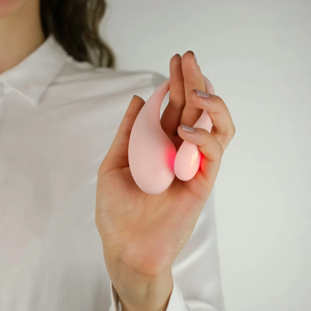 47601 kiiroo spot kiss me pink wearable interactive egg vibrator 21 mood 1